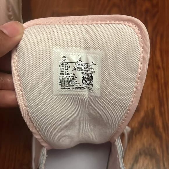 Air Jordan 1 MID (GS) - Picture 3 of 3